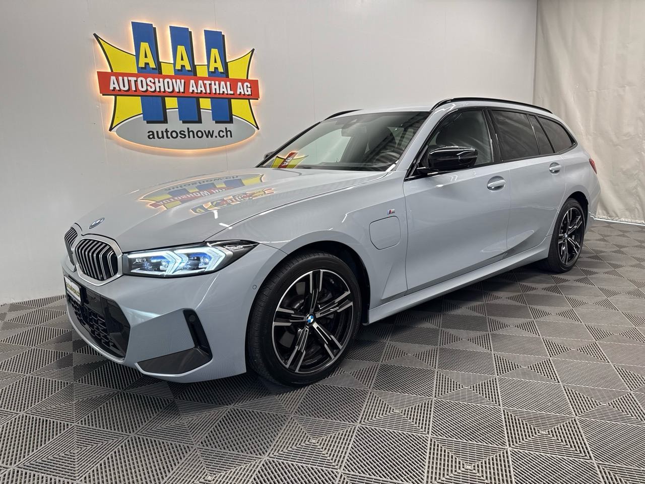 BMW 330e x DriveTouring Steptronic M Sport - Autoshow Aathal AG bei Uster bietet günstige Occasionen und Neuwagen 1