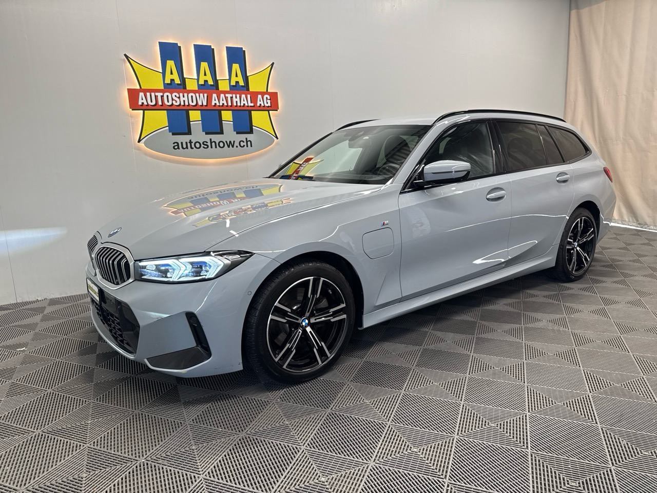 BMW 330e x DriveTouring Steptronic M Sport - Autoshow Aathal AG bei Uster bietet günstige Occasionen und Neuwagen 1