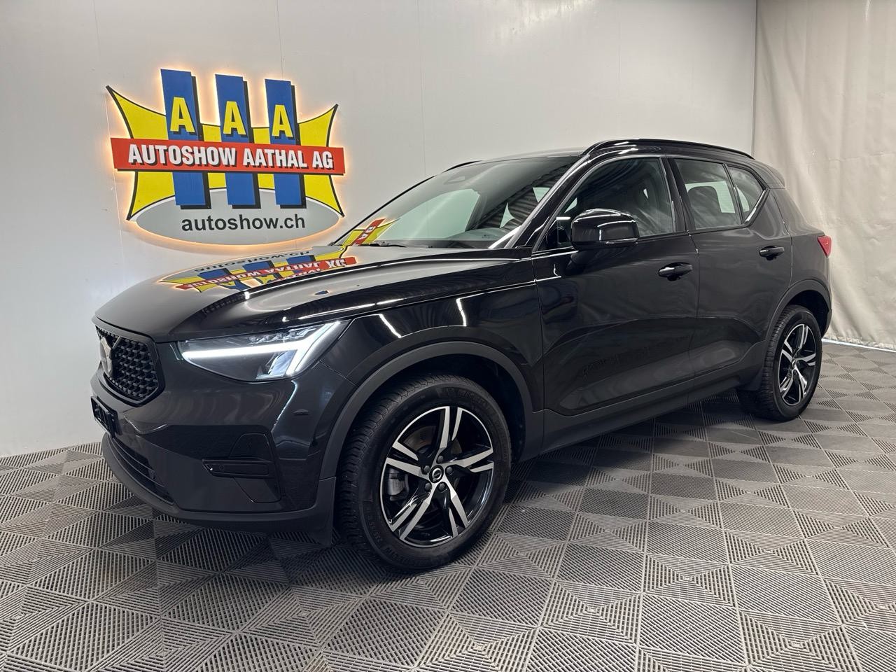 VOLVO XC40 B3 Benzin Mild Hybrid Plus Dark DCT - Autoshow Aathal AG bei Uster bietet günstige Occasionen und Neuwagen 1