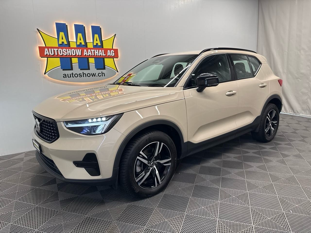 VOLVO XC40 B3 Benzin Mild Hybrid Plus Dark DCT - Autoshow Aathal AG bei Uster bietet günstige Occasionen und Neuwagen