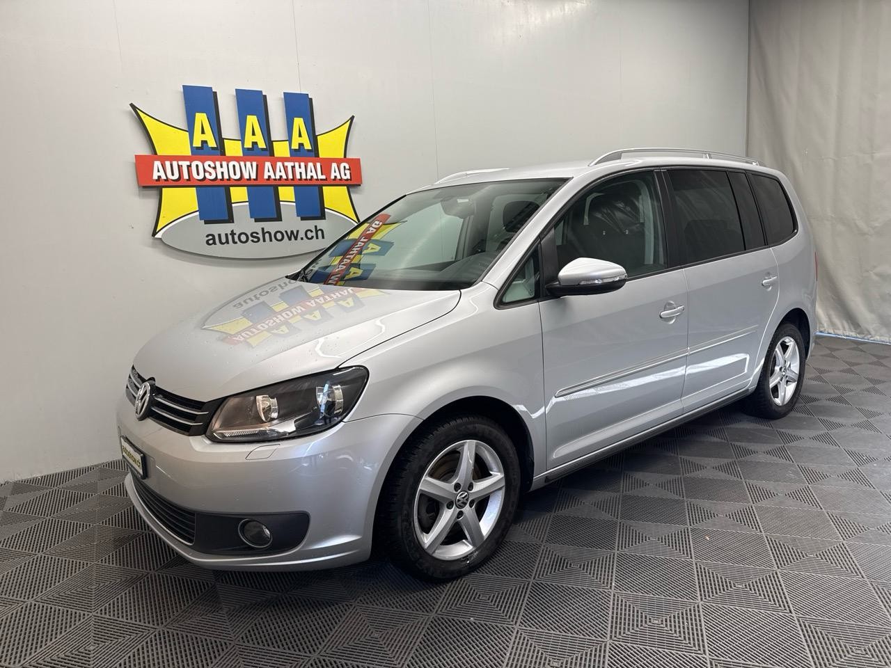 VW Touran 2.0 TDI BlueMotion Technology Highline - Autoshow Aathal AG bei Uster bietet günstige Occasionen und Neuwagen