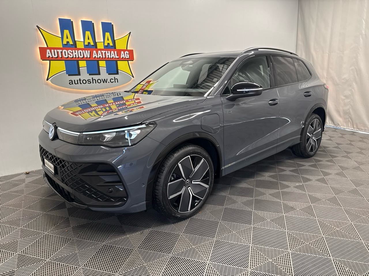 VW Tiguan 1.5 TSI PHEV R-Line Black Style - Autoshow Aathal AG bei Uster bietet günstige Occasionen und Neuwagen