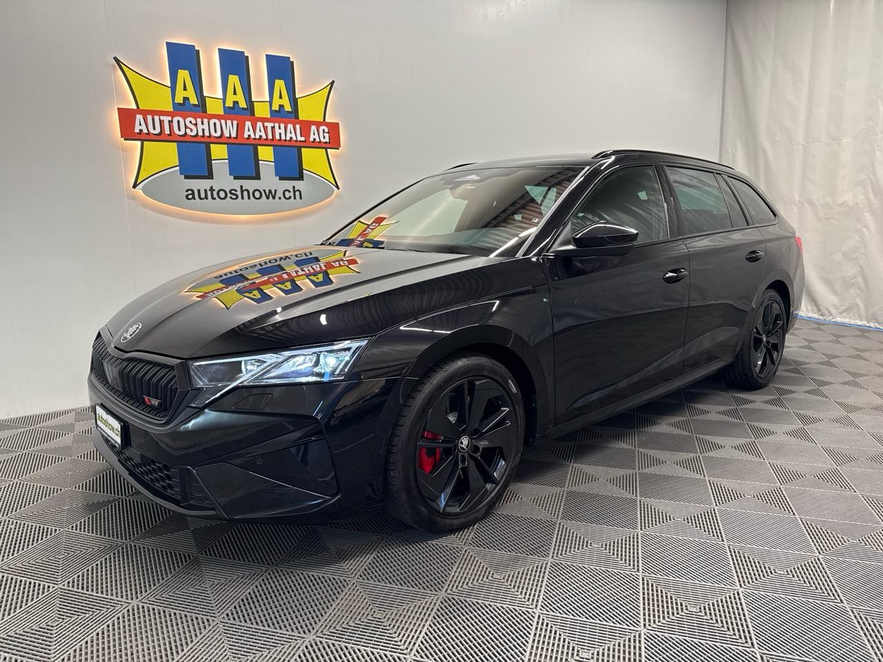 SKODA Octavia Combi 2.0 TSI RS Black Edition - Autoshow Aathal AG bei Uster bietet günstige Occasionen und Neuwagen