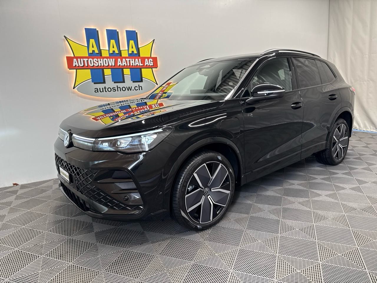 VW Tiguan 1.5 TSI PHEV R-Line Black Style - Autoshow Aathal AG bei Uster bietet günstige Occasionen und Neuwagen 4